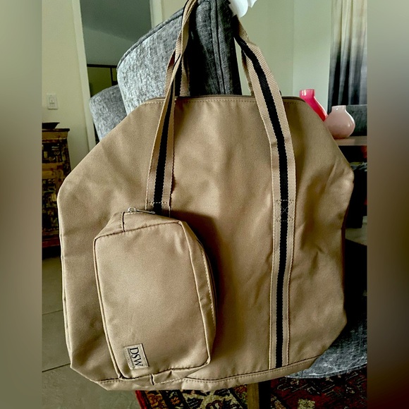 New DSW Tan Travel Tote - Picture 2 of 6